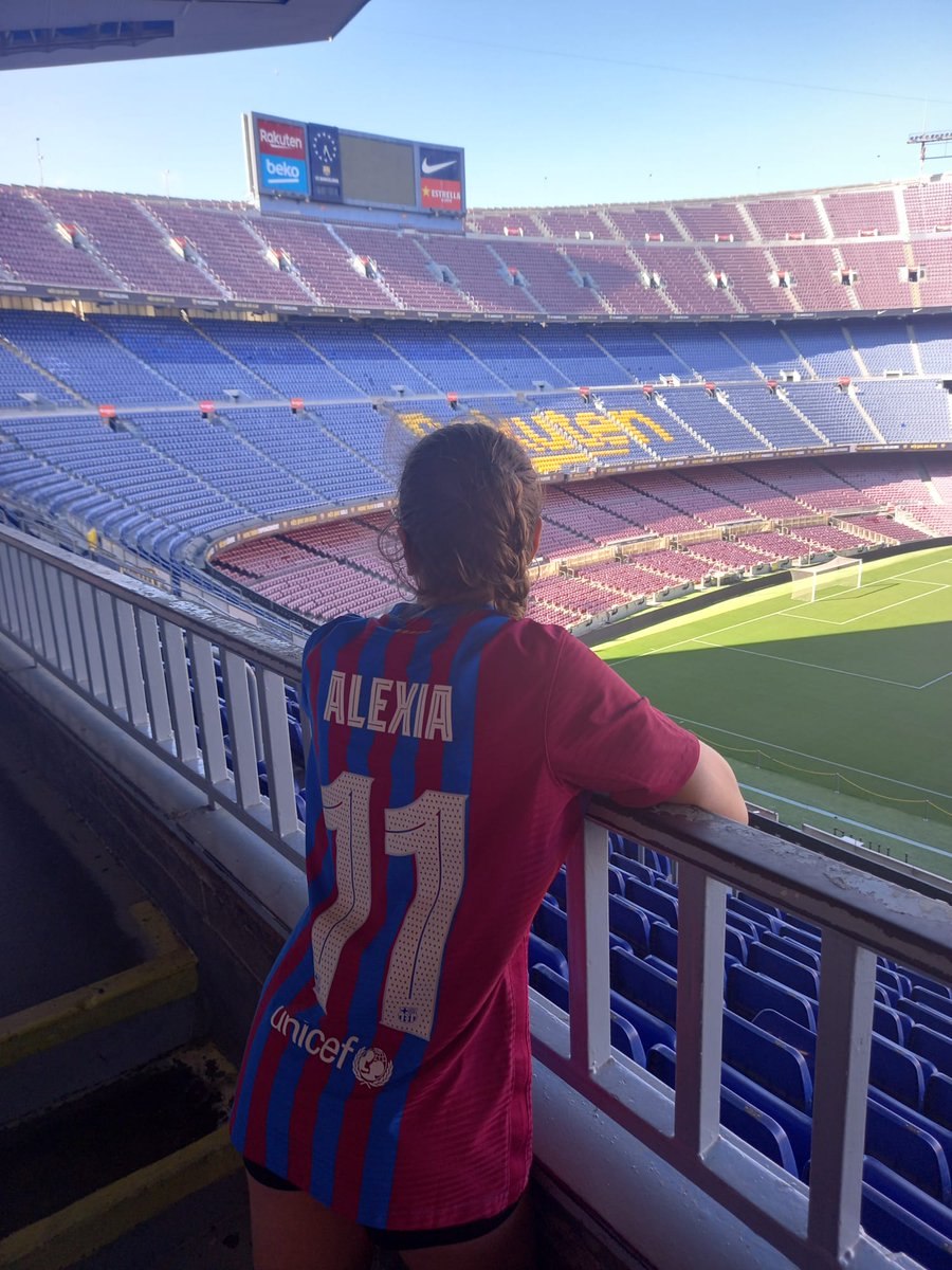 AlbertBarber09's tweet photo. @alexiaputellas 
Alexia, la meva filla i jo hem viscut moments molt feliços amb tu, tan al Johan com al Camp Nou. Només podem dir, gràcies. Gràcies de tot cor i que tinguis tota la sort del món. 
Ets un símbol, un referent. 
Ets la nostra eterna 11.
T'estimem Capitana. https://t.co/s3A7YpPFcs