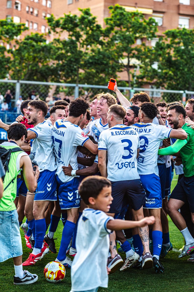 Toni9CC's tweet photo. Esta banda y esta afición se merecía vivir un play-off a Segunda División. Cuántos momentos y cuántas alegrías estamos viviendo juntos. Solo puedo volver a decir que soy un privilegiado.

CONTINUEM FENT HISTÒRIA. SOMIEM JUNTS💙🤍🎺 https://t.co/lpDBJSHh5c