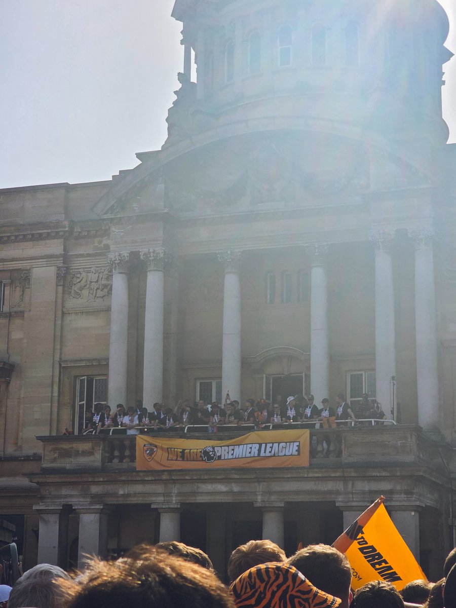LewScott97's tweet photo. Worse bank holiday weekends have been had ☀️

@HullCity #HCAFC https://t.co/v0AfMdRiTL