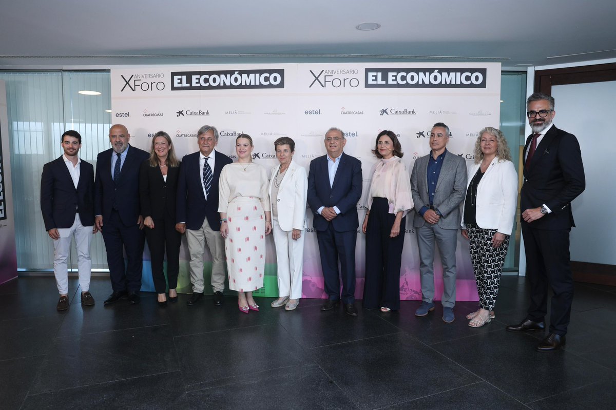MargaProhens's tweet photo. Enhorabuena al Grupo Serra, a @ElEconomicoUH y a @caixabank por hacer posible este foro de El Económico, que alcanza ya su décima edición. Un espacio imprescindible para reflexionar sobre los retos de la geoeconomía y escuchar las aportaciones de voces autorizadas como Antoni Riera, Jesús Núñez (@SusoNunez),  Gonzalo Bernardos (@GonBernardos), Águeda Parra (@agueda_parra) y José Carlos Díez (@josecdiez).

Desde el @goib somos conscientes de que, en un contexto globalizado e incierto, debemos trabajar para hacer de nuestras Islas un territorio resiliente, preparado para adaptarse a la inestabilidad del contexto internacional.

Por ello, desde el inicio de la legislatura trabajamos en la transformación de nuestro modelo económico hacia uno más resiliente, competitivo y con mayor capacidad de adaptación.

Hoy mismo hemos aprobado la Ley de Aceleración de Proyectos Estratégicos, con la creación de una Unidad Aceleradora de Proyectos Estratégicos: una herramienta clave para atraer inversión en sectores con auténtica capacidad transformadora y generadores de oportunidades.

Seguimos trabajando para reforzar la capacidad de reacción de nuestras Islas y dar estabilidad a empresas y familias ante las crisis globales, tanto frente a los aranceles de Estados Unidos como ante los efectos actuales de la guerra en Oriente Próximo.