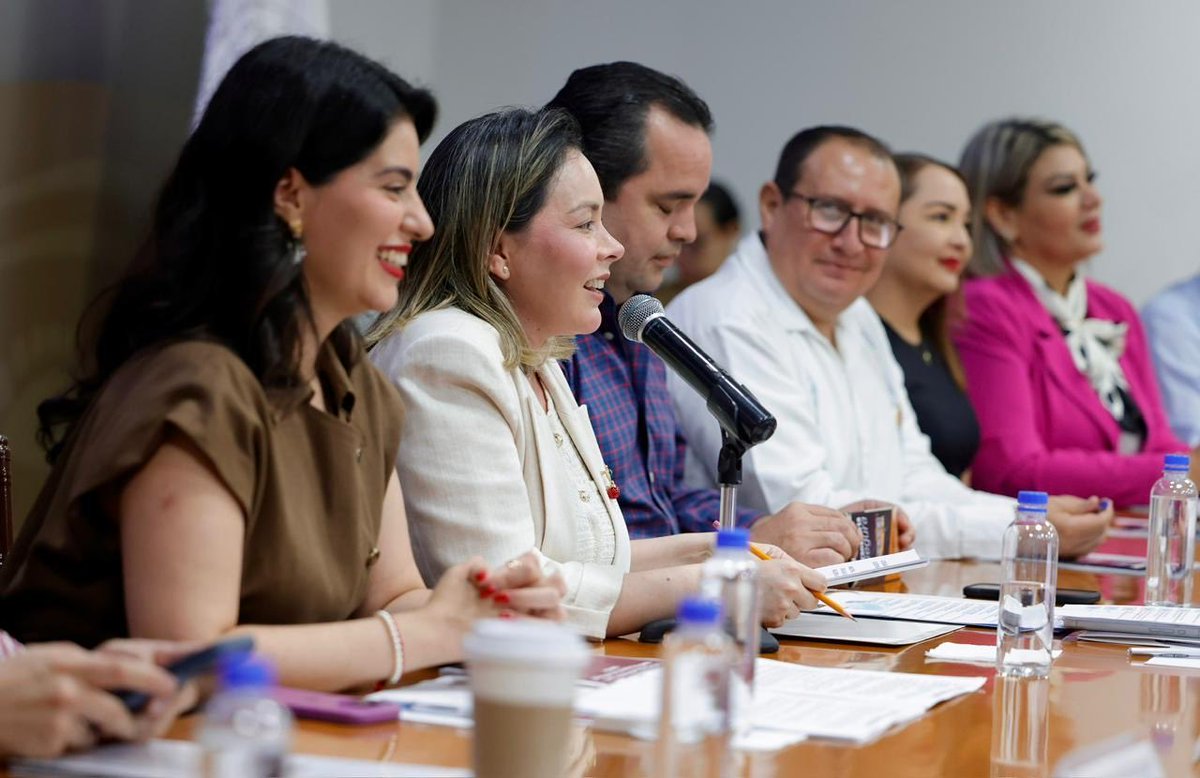 YeralBonillaV's tweet photo. Hoy tuvimos la Sesión Extraordinaria del Sistema Estatal para Prevenir, Atender y Erradicar la Violencia contra las Mujeres, donde aprobamos una nueva estrategia integral para prevenir y atender el acoso en el transporte público, fortaleciendo la atención, la denuncia y la prevención.

Sigamos construyendo un Sinaloa más seguro y libre de violencia para todas.