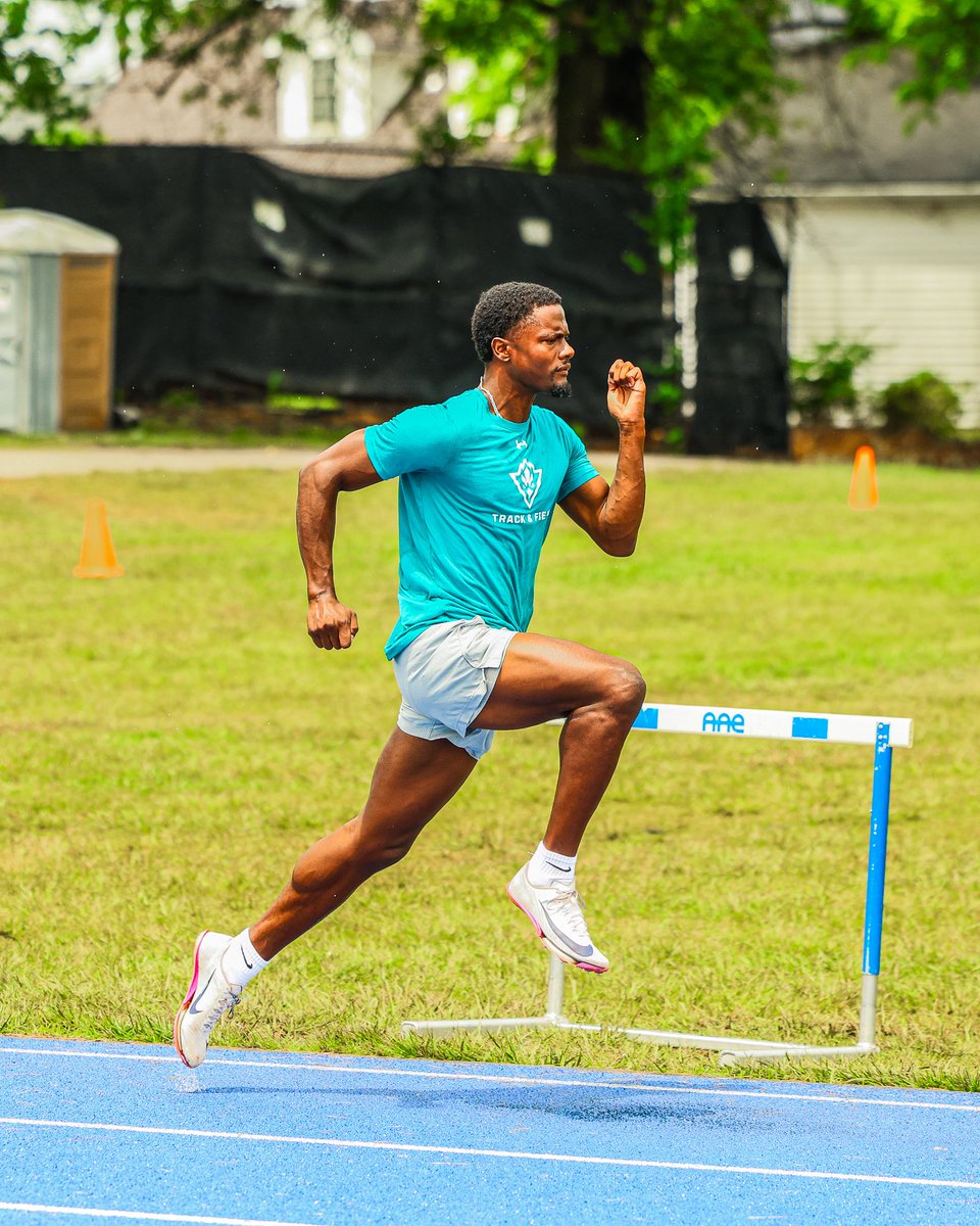 SeahawkTFXC's tweet photo. focused and soaking it all in 🎽👟

#TidalTown https://t.co/k02BysAzrV