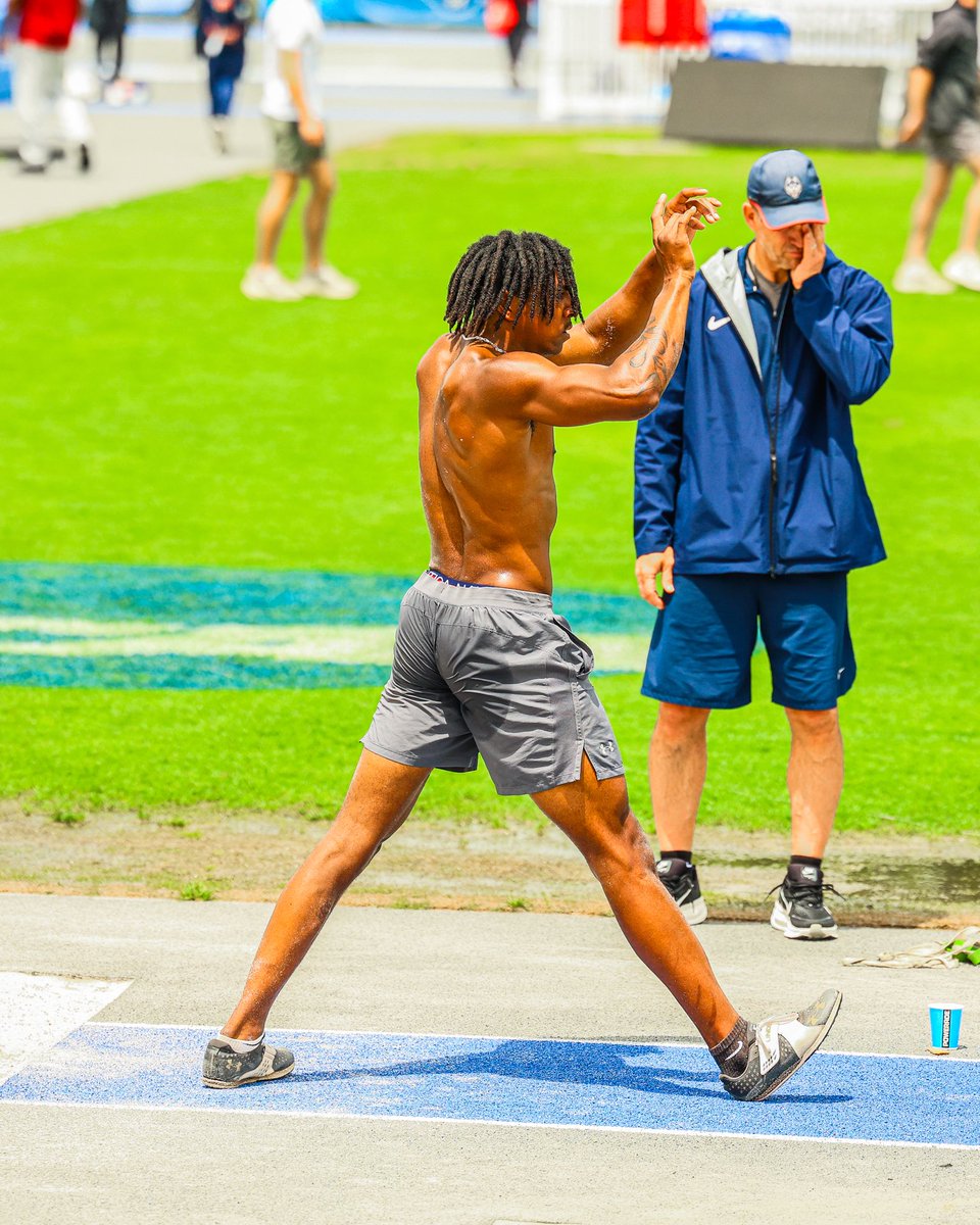 SeahawkTFXC's tweet photo. focused and soaking it all in 🎽👟

#TidalTown https://t.co/k02BysAzrV