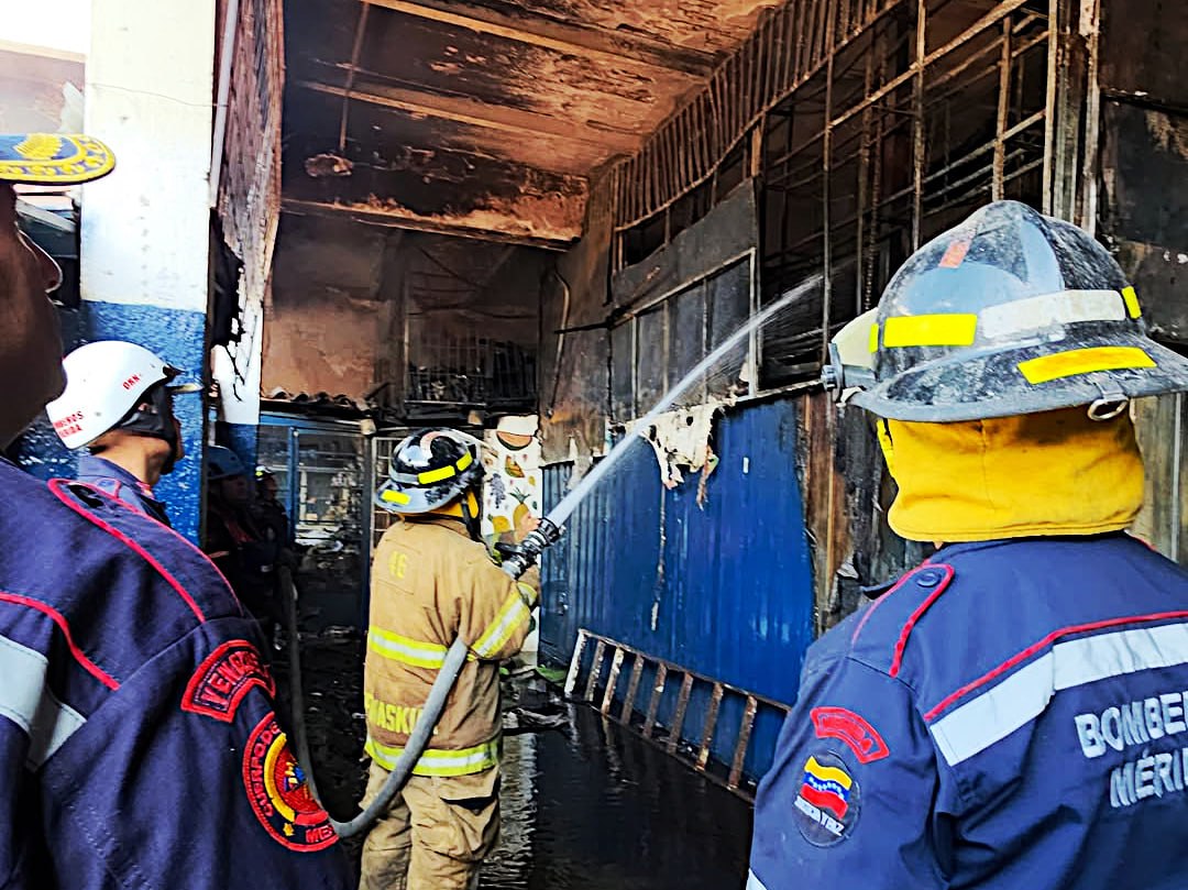 canelatv21's tweet photo. Mérida | 1.- La mañana de este martes se registró un incendio en el mercado municipal de Ejido, en el estado Mérida, que dejó al menos tres locales comerciales con pérdida total. https://t.co/fcFdgB8rio
