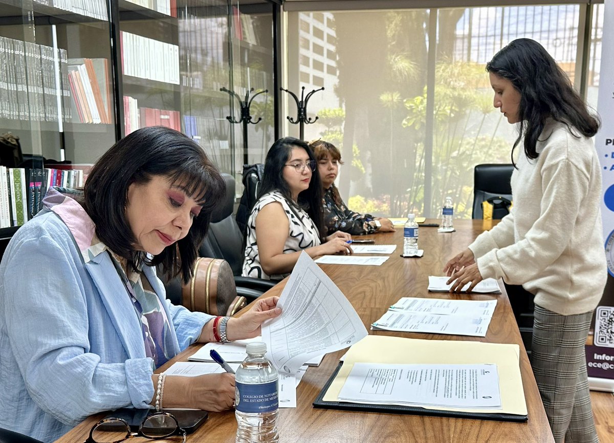 cnotariosedomex's tweet photo. 🏛️ Profesionalización verificable para fortalecer la confianza ciudadana.

🗒️La Entidad de Certificación y Evaluación de Competencias ECE529-22 del Colegio de Notarios del Estado de México dio seguimiento a las evaluaciones realizadas a colaboradoras y colaboradores de las Notarías 160 y 201, dentro del proceso correspondiente al Estándar de Competencia EC0105 “Atención al ciudadano en el sector público” de @ConocerMx.

🎓La Not. Hilda Leticia Paniagua Hernández, Directora de la Entidad de Certificación y Evaluación del Colegio de Notarios del Estado de México, acompañó institucionalmente esta jornada, orientada a fortalecer las capacidades del personal que atiende directamente a la ciudadanía.
Durante el proceso, la Mtra. Iliana Reyes Quiroz, Coordinadora de Calidad de la ECE529-22 e instructora del Estándar EC0105, desarrolló contenidos vinculados con:

🔷 Comunicación efectiva.
🔷 Orientación a las personas usuarias.
🔷 Manejo de situaciones de conflicto.
🔷 Tiempos de respuesta.
🔷 Trato digno y calidad en el servicio.

🫱🏼‍🫲🏽En el contexto actual, el Notariado Mexiquense reafirma que la confianza pública no se declara: se construye con capacitación, evaluación, trazabilidad y resultados verificables.

🛡️La implementación de estándares de competencia laboral contribuye a mejorar la operación interna de las notarías, fortalece la atención profesional y humana a las personas usuarias, y consolida una cultura institucional basada en la mejora continua, la prevención de riesgos y la certeza jurídica.

💪🏽Desde el Colegio de Notarios del Estado de México seguiremos impulsando procesos de certificación, cumplimiento e integridad institucional, con visión preventiva y compromiso permanente con la ciudadanía.

#NotariadoMexiquense #SiempreATuLado #CONOCER #EC0105 #Certificación #Capacitación #MejoraContinua #AtenciónCiudadana #CertezaJurídica #IntegridadInstitucional