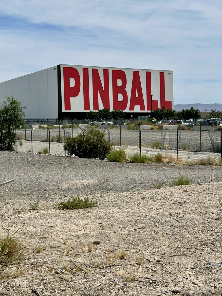 makejdm's tweet photo. the journey to @PinballVegas is half the fun. thanks also to @lvmonorail, @MandalayBay tram, and my own two feet. https://t.co/0HYkbNnnVV