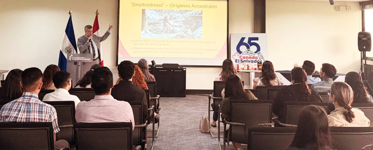 EmbCanSV's tweet photo. ¡Muchas gracias a @cancilleriasv por la fantástica oportunidad de presentar sobre el "oro líquido" de Canadá: el jarabe de arce! 🍁
Una hermosa forma de celebrar 6⃣5⃣ años de amistad, compartir cultura y las tradicionales galletas con grandes socios.

#CanadáElSalvador 🇨🇦🇸🇻 https://t.co/or6FqV9nR7