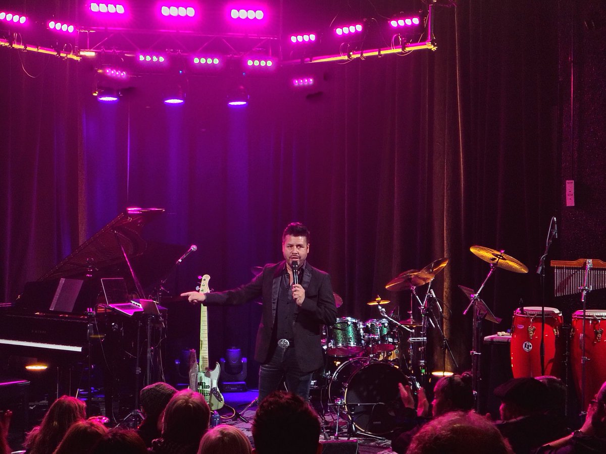 LeoElvistec's tweet photo. Tuve el honor de animar el evento de mi querido Vicente Baeza en la Sala SCD Bellavista junto a grandes artistas y amigos. Un talento joven sin techo...sin duda se vienen grandes cosas...Seguimos 🎤 #Animador #Eventos #Music #Artista #Santiago https://t.co/FEkczZzt5o