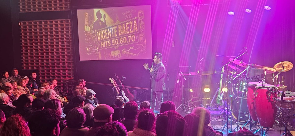 LeoElvistec's tweet photo. Tuve el honor de animar el evento de mi querido Vicente Baeza en la Sala SCD Bellavista junto a grandes artistas y amigos. Un talento joven sin techo...sin duda se vienen grandes cosas...Seguimos 🎤 #Animador #Eventos #Music #Artista #Santiago https://t.co/FEkczZzt5o