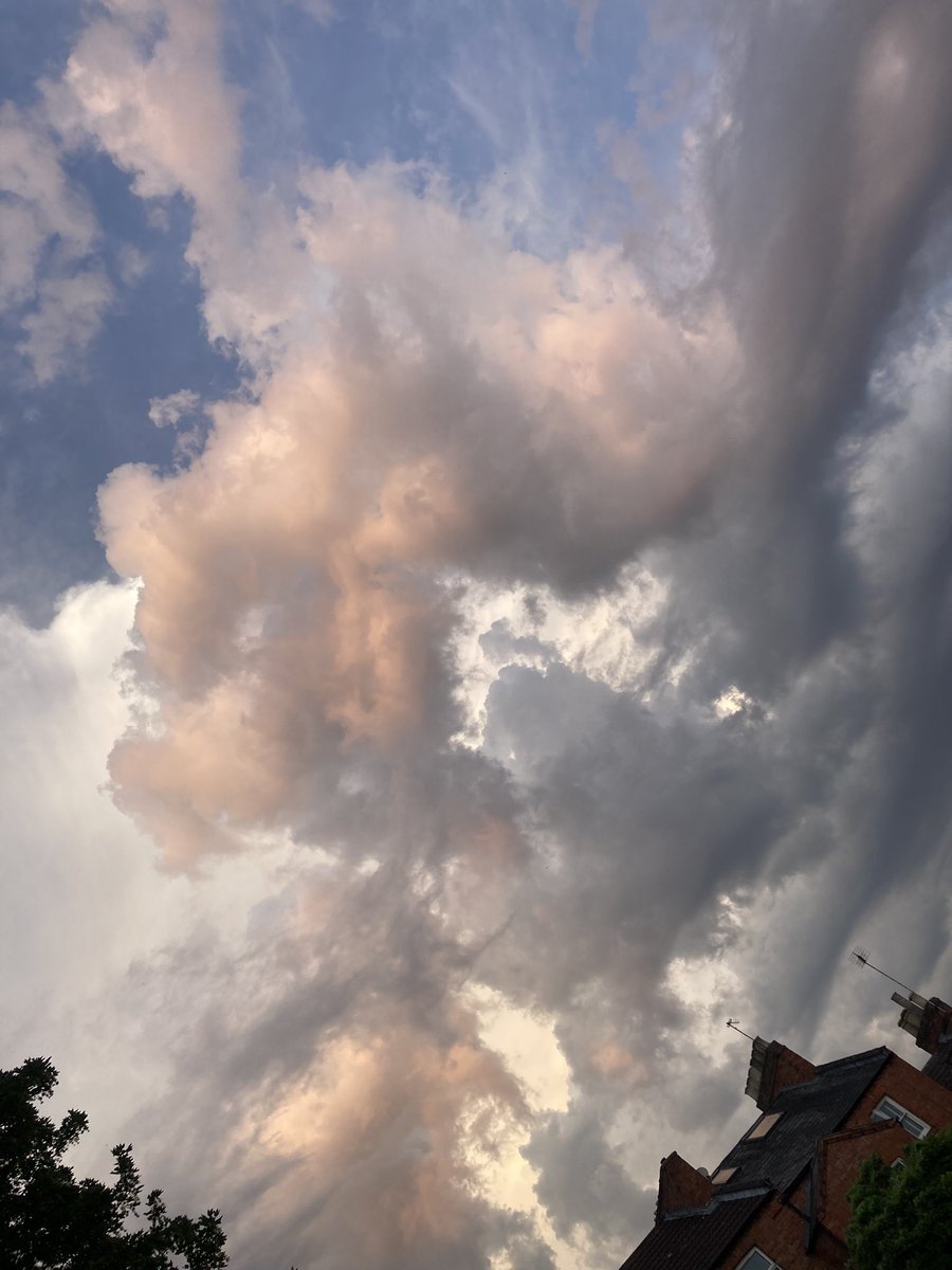 Charlottemorg's tweet photo. There’s a bit of everything going on in the sky above my house right now - no filter on the photos! https://t.co/H4ceqSsEot