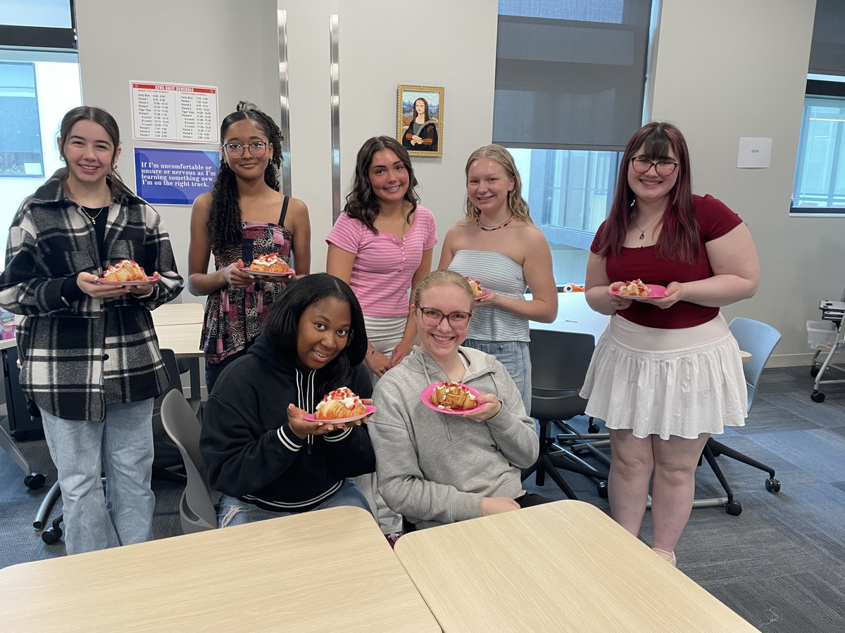 CF_schools's tweet photo. Graduating AP students celebrated their last day in the sweetest way, with croissants from Moo’s Bakery! 🥐 🇫🇷 Even better? Owner Maddie Palmersheim is a CF grad and former French student. Full circle moment! #TigerPride https://t.co/5Z4QYr5ZRp