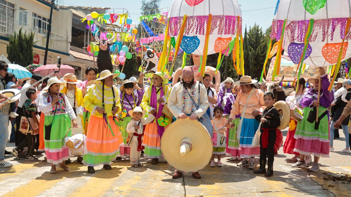 FerFlores_Emp's tweet photo. De tradición, música y alegría se visten las calles de Metepec con una de las celebraciones más esperadas por nuestras familias: el Paseo de la Agricultura en honor a San Isidro Labrador 🎶🌾

Me llena de orgullo ver cómo nuestras raíces, costumbres y fe siguen uniendo a generaciones enteras en torno a una tradición que da identidad y vida a nuestro municipio. Gracias a todas y todos los que hacen posible esta gran fiesta, manteniendo vivo el espíritu y la esencia de #Metepec. 

#Metepec #SanIsidroLabrador #Tradición #PaseoDeLaAgricultura