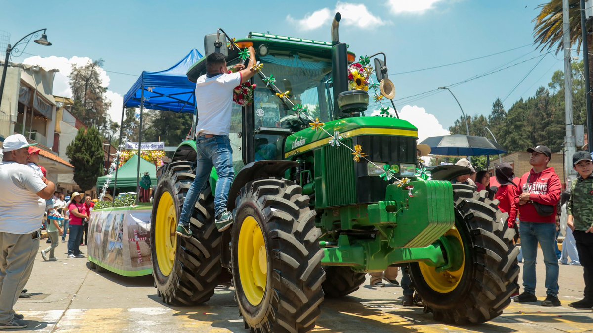 FerFlores_Emp's tweet photo. De tradición, música y alegría se visten las calles de Metepec con una de las celebraciones más esperadas por nuestras familias: el Paseo de la Agricultura en honor a San Isidro Labrador 🎶🌾

Me llena de orgullo ver cómo nuestras raíces, costumbres y fe siguen uniendo a generaciones enteras en torno a una tradición que da identidad y vida a nuestro municipio. Gracias a todas y todos los que hacen posible esta gran fiesta, manteniendo vivo el espíritu y la esencia de #Metepec. 

#Metepec #SanIsidroLabrador #Tradición #PaseoDeLaAgricultura