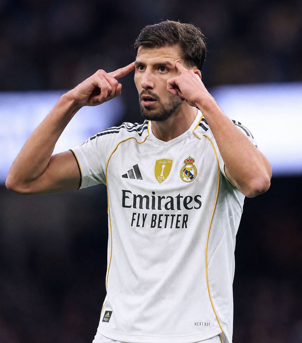 abosalaharena's tweet photo. بصراحة… أوروبا كلها لازم تقلق لو ريال مدريد فعلًا نفذ اللي بيتحضر له الصيف ده 😶

واضح إن النادي قرر يتعامل مع الموسم الكارثي اللي فات بعقلية:
“نرجع الوحش القديم بأي طريقة.”
الأخبار بتتكلم عن مشروع مرعب جدًا…

البداية هتكون مع مورينيو،
مش فقط كمدرب…
بل كشخصية تقدر تتحكم في النجوم وغرفة الملابس وتفرض الهيبة من جديد.

ومعاه؟
ريال ناوي يدخل سوق المدافعين بعنف.
باستوني،
روبن دياز…
إحنا بنتكلم عن نوعية مدافعين قادرة ترجّع الصلابة اللي اختفت عن الفريق مؤخرًا.

لكن الصفقة اللي ممكن تغيّر شكل ريال بالكامل؟
هي رودري 😶
لو ريال نجح يجيب أفضل محور في العالم حاليًا،
فالفريق فجأة هيبقى عنده التوازن اللي كان مفقود.

تخيل فقط:
رودري خلف بيلينجهام وفالفيردي،
ومع عودة أندريك و باز
و التحكم في فينسيوس و إمبابي
مع شخصية زي مورينيو تدير المشروع 
ريال مدريد وقتها مش هيكون مجرد فريق قوي…
هيكون فريق مرعب ذهنيًا وتكتيكيًا

هيكون فريق من النوع اللي يخليك تدخل أي مباراة ضده وأنت حاسس إنك خاسر قبل البداية.