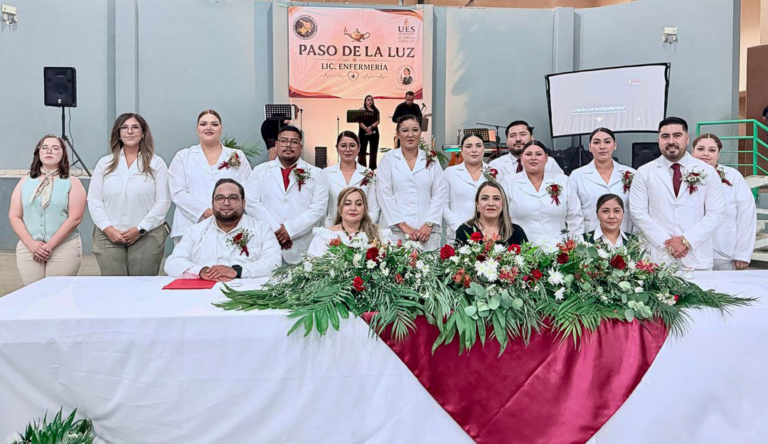 UES_MX's tweet photo. 🕯️💙 46 estudiantes de Enfermería de UES Magdalena participaron en la ceremonia “Paso de la Luz”, símbolo del compromiso, la ética y la vocación de servicio que acompañará su formación profesional. 👩‍⚕️✨

#UESMagdalena #EnfermeríaUES #OrgulloUES https://t.co/AWkMy12fB0