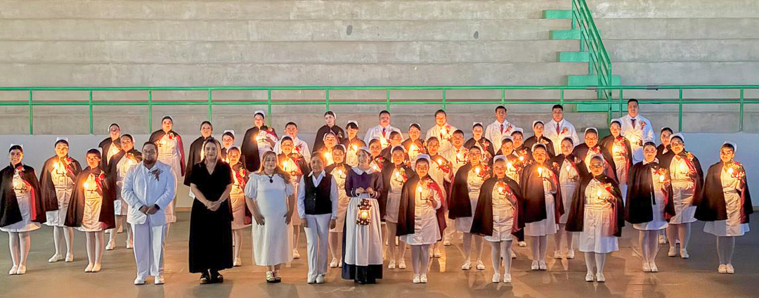 UES_MX's tweet photo. 🕯️💙 46 estudiantes de Enfermería de UES Magdalena participaron en la ceremonia “Paso de la Luz”, símbolo del compromiso, la ética y la vocación de servicio que acompañará su formación profesional. 👩‍⚕️✨

#UESMagdalena #EnfermeríaUES #OrgulloUES https://t.co/AWkMy12fB0