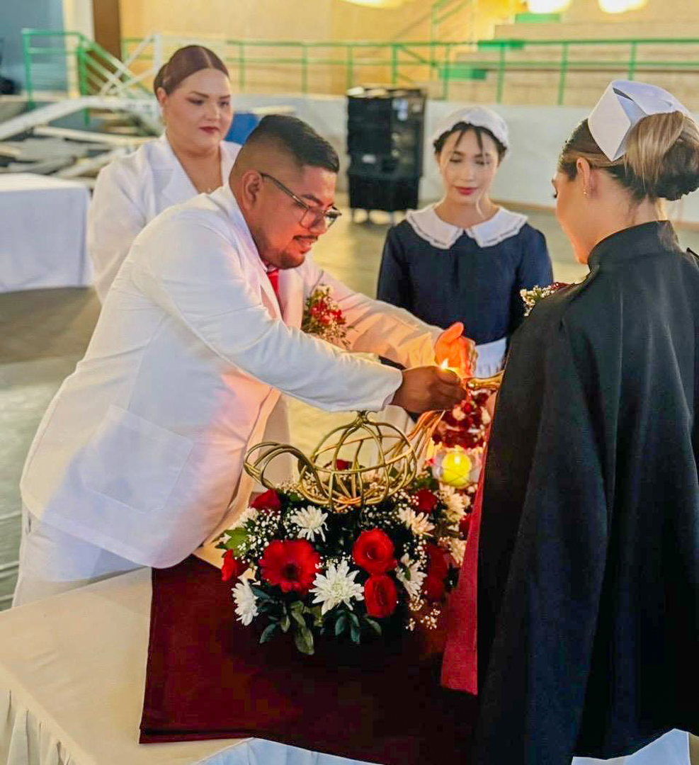 UES_MX's tweet photo. 🕯️💙 46 estudiantes de Enfermería de UES Magdalena participaron en la ceremonia “Paso de la Luz”, símbolo del compromiso, la ética y la vocación de servicio que acompañará su formación profesional. 👩‍⚕️✨

#UESMagdalena #EnfermeríaUES #OrgulloUES https://t.co/AWkMy12fB0