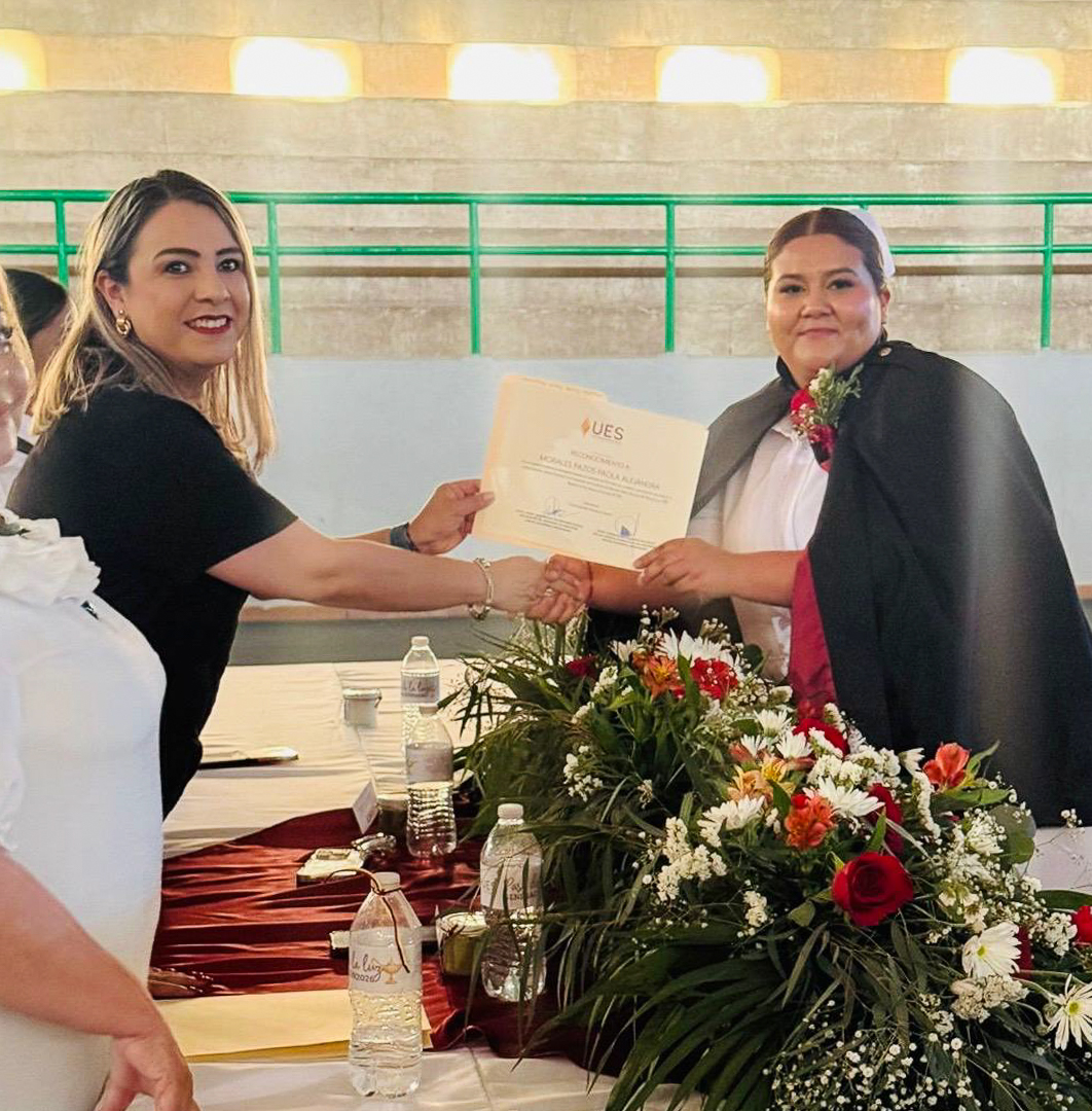UES_MX's tweet photo. 🕯️💙 46 estudiantes de Enfermería de UES Magdalena participaron en la ceremonia “Paso de la Luz”, símbolo del compromiso, la ética y la vocación de servicio que acompañará su formación profesional. 👩‍⚕️✨

#UESMagdalena #EnfermeríaUES #OrgulloUES https://t.co/AWkMy12fB0