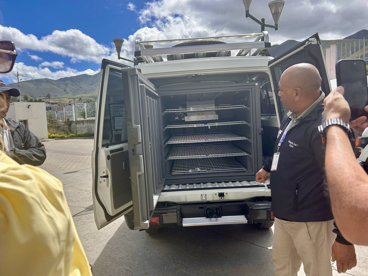 GoberLoja's tweet photo. Gracias al liderazgo del presidente Daniel Noboa, el Gobierno Nacional fortalece la salud pública con inversión en vacunas, tecnología y logística. En Loja, este avance de la entrega para la provincia de dos vehículos refrigerados🧵 https://t.co/YcPcCXdkkG