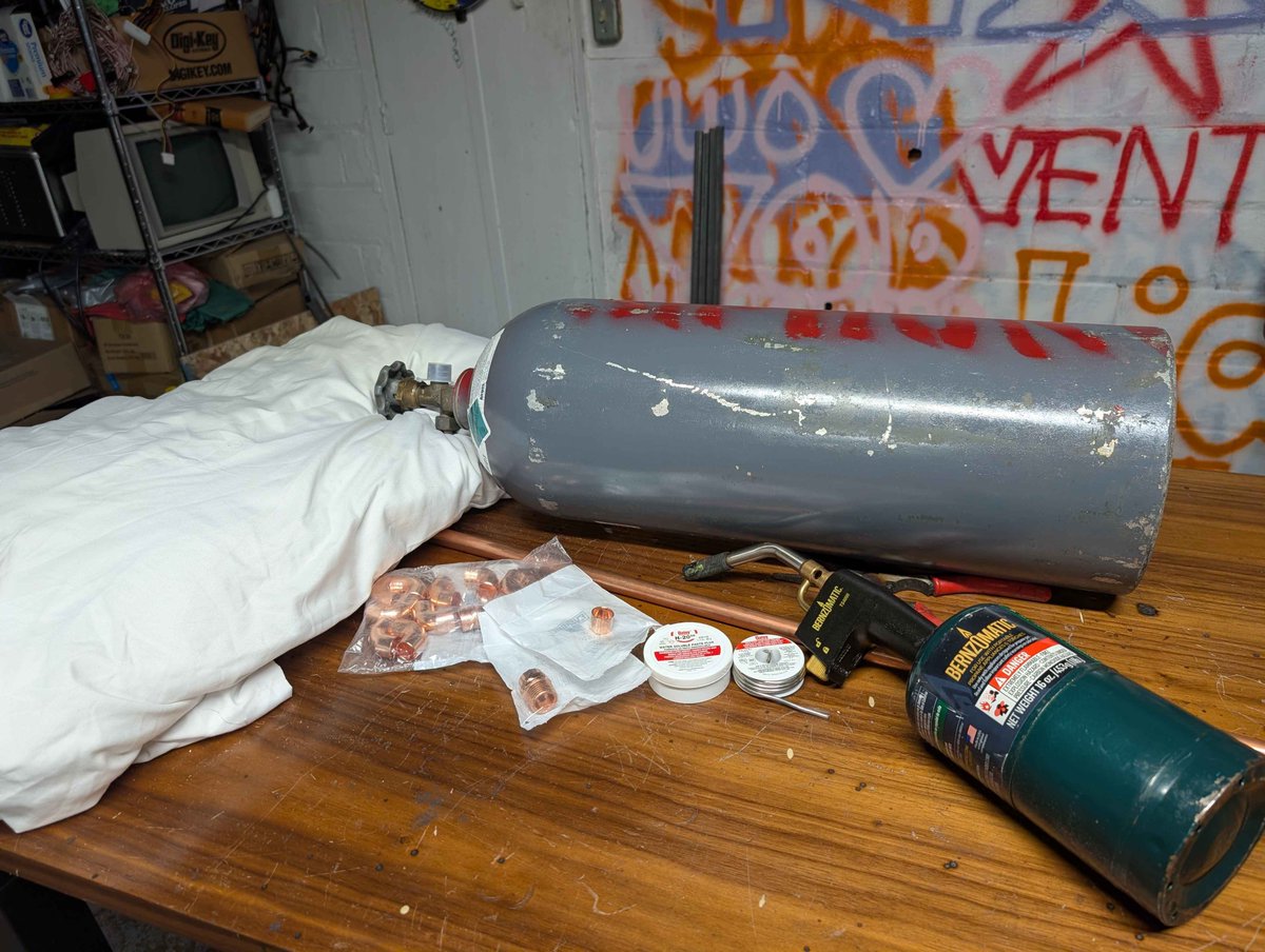 uwutoowo1's tweet photo. IN 2 HOURS (6PM EDT) I'm tired of my pillow not being cool at night, so I'm making a liquid CO2 system to create the worlds coolest pillow https://t.co/xoP0IUGWyC