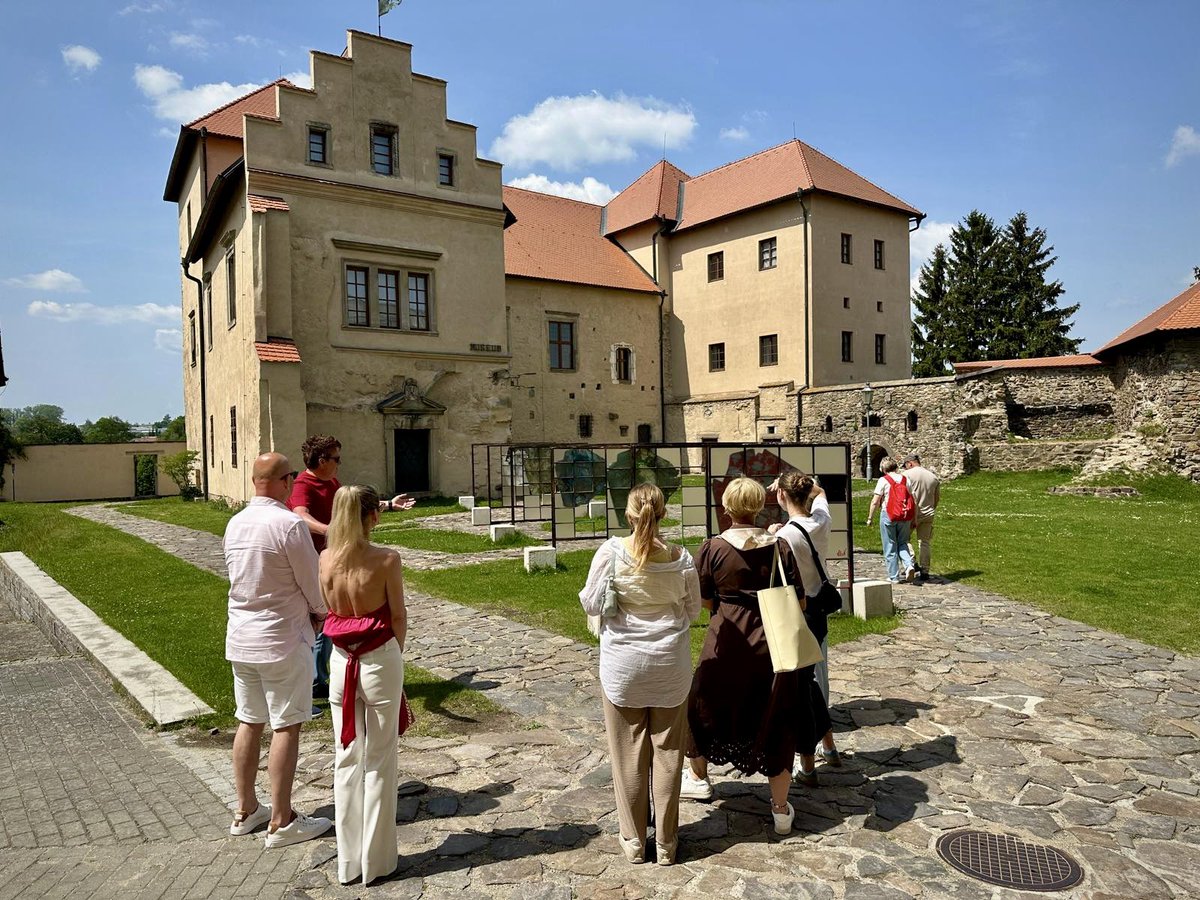 vlacheu's tweet photo. Dnes to byl prostě skvělý, slunečný den! ☀️ 
24. 5. 2026
Završili jsme ho závěrečnou komentovanou prohlídkou mé výstavy Introspektiva v Městském muzeu Polná. 🖼️
Byli jste naprosto skvělí, moc vám všem děkuji za úžasnou atmosféru a podporu! 🌹
No a zítra... hurá domů a s odvozem rovnou do ateliéru! 🎨🚗 Už teď se těším na novou tvorbu.

#vystava #introspektiva #muzeumpolna #polna #umení #umelec #kultura #galerie #atelier