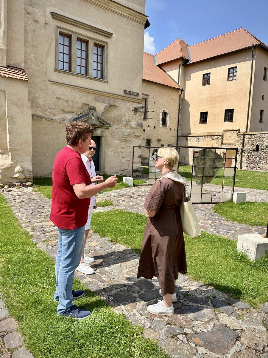 vlacheu's tweet photo. Dnes to byl prostě skvělý, slunečný den! ☀️ 
24. 5. 2026
Završili jsme ho závěrečnou komentovanou prohlídkou mé výstavy Introspektiva v Městském muzeu Polná. 🖼️
Byli jste naprosto skvělí, moc vám všem děkuji za úžasnou atmosféru a podporu! 🌹
No a zítra... hurá domů a s odvozem rovnou do ateliéru! 🎨🚗 Už teď se těším na novou tvorbu.

#vystava #introspektiva #muzeumpolna #polna #umení #umelec #kultura #galerie #atelier