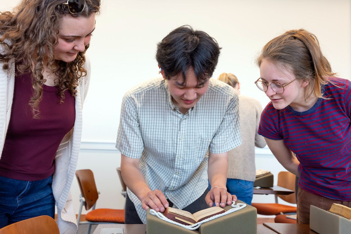 emorycollege's tweet photo. Undergrads in a literary translation course this spring got hands-on training on how to preserve meaning across languages, learning from professors and alumni about research and career opportunities that use those skills: https://t.co/rbMnyQ8MKD https://t.co/XQFuYZUDbB