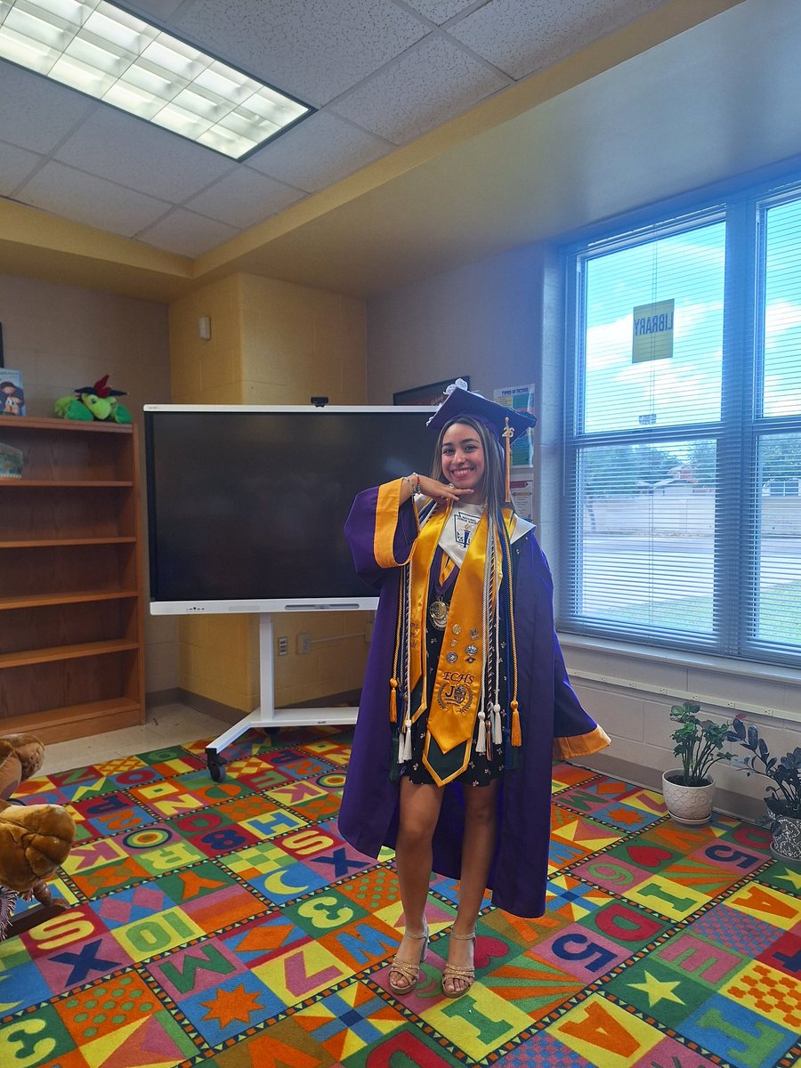 Karinap_44's tweet photo. Elementary Walk🏫💙

#4karina #Senior #2026 #elementary https://t.co/CF7VmJ5Sfa