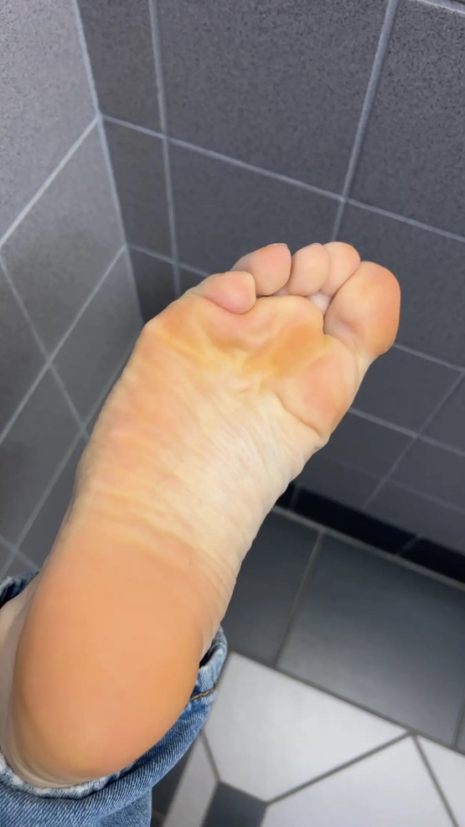 Sneakysole69552's tweet photo. Took a few sneaky pics in my office, almost got caught so I had to go to the bathroom to take more 😜 https://t.co/LxxTFyl4J9