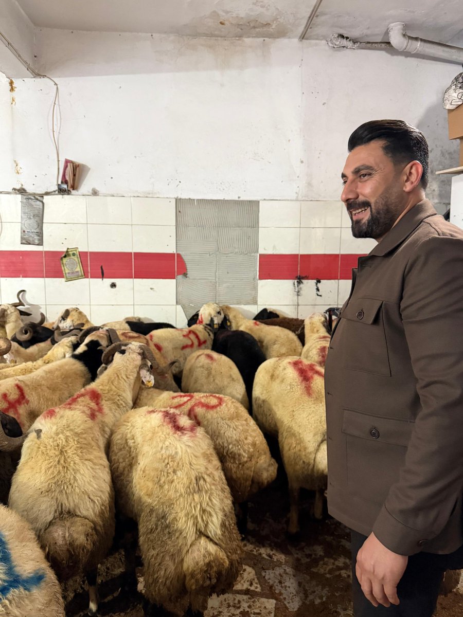 akincemal's tweet photo. Kurban pazarında kurban satışı yapan kıymetli hemşehrilerimizi ziyaret ederek hayırlı ve bereketli kazançlar diledik. Bayramın bereketini, samimiyetini ve kardeşlik ruhunu hep birlikte paylaşmanın mutluluğunu yaşadık.

Rabbim yapılan ibadetleri kabul, birlik ve beraberliğimizi daim eylesin.

@omerrcelik @abuyukgumus @Tamer_Dagli @KaramikSunay @abdullahdogru01 @farukaytek