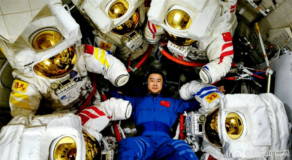Kaynouky's tweet photo. Such cool photos. Five Feitian EVA suits in the airlock of Wentian module on board the Chinese space station. Impressive.

One of them, the oldest and most used, came back to Earth on board the uncrewed Shenzhou 20 back in January. https://t.co/mykobSJ2MA