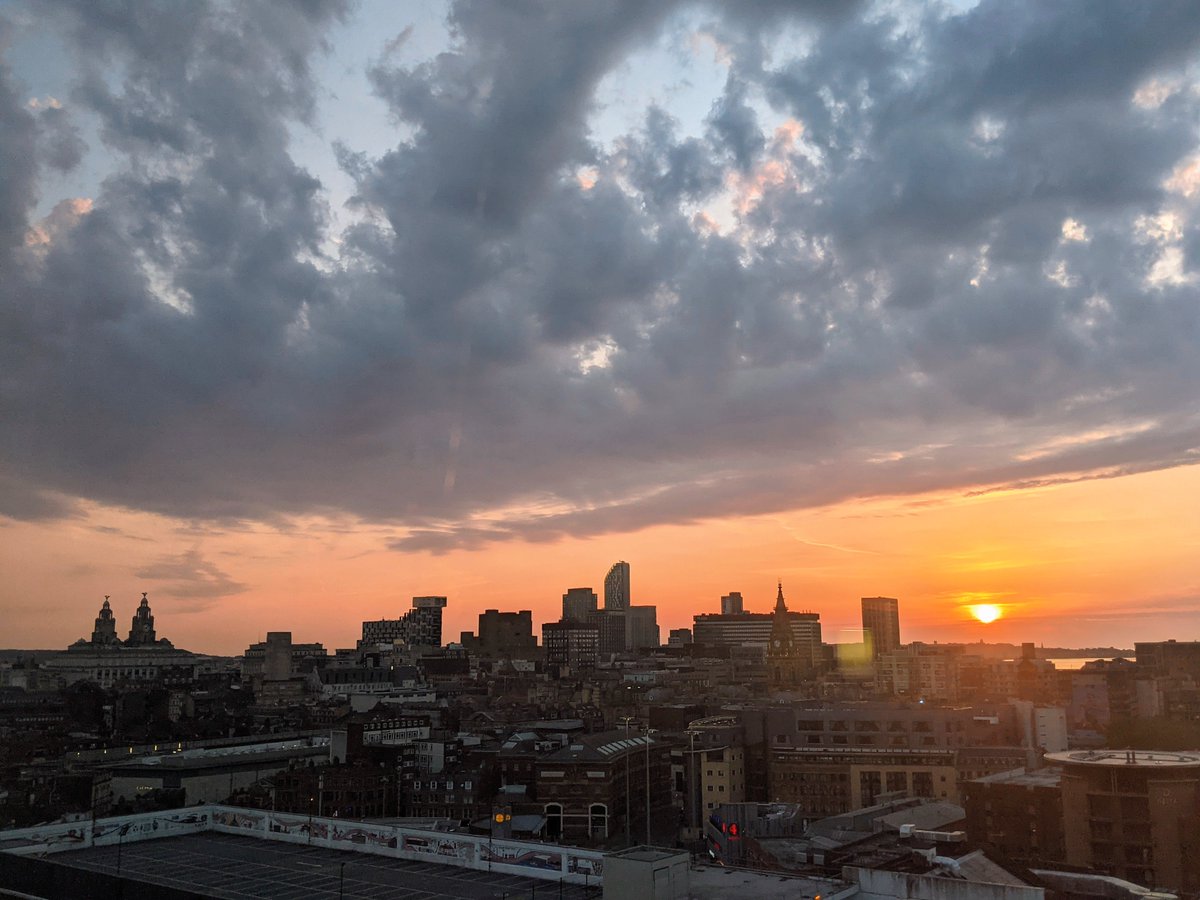 FlackHelen's tweet photo. Sunset in Liverpool tonight 
#VisitLiverpool https://t.co/EnDNjw7zBQ