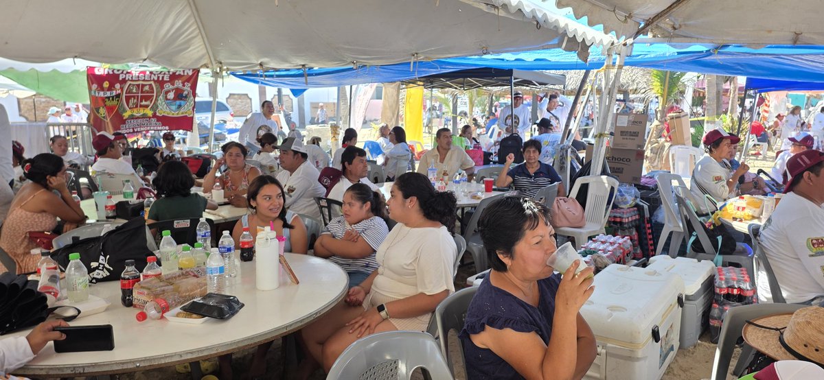 Modulo_Tuxpan's tweet photo. Agradecemos la presencia de nuestro líder nacional ing.Ricardo Aldana; la hospitalidad de nuestro líder y amigo @lgps03101 y nuestro srio.gral @MarcoAzuara1 al @G_TampicoMadero en un evento familiar épico,la convivencia con los grupos manifestandose la  unidad @Seccion42_STPRM https://t.co/2rhDOVpLM0