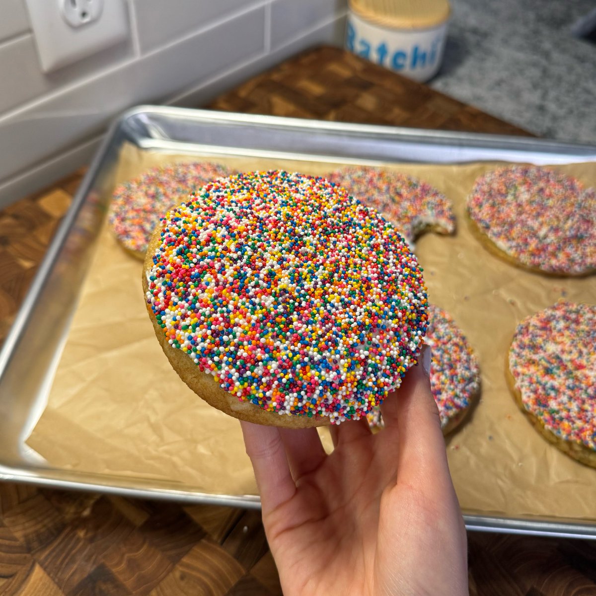 emijujuu's tweet photo. before vs after

“dot cake” cookies! https://t.co/VJKAl1wsjM