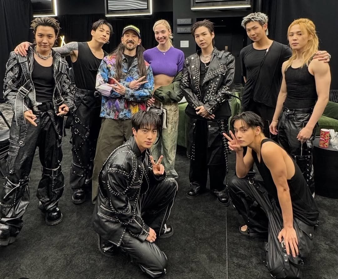 winnttaebear's tweet photo. STEVE AOKI WITH BTS 

DAMN THEY LOOK SO BUFF https://t.co/AolB9HZBMN