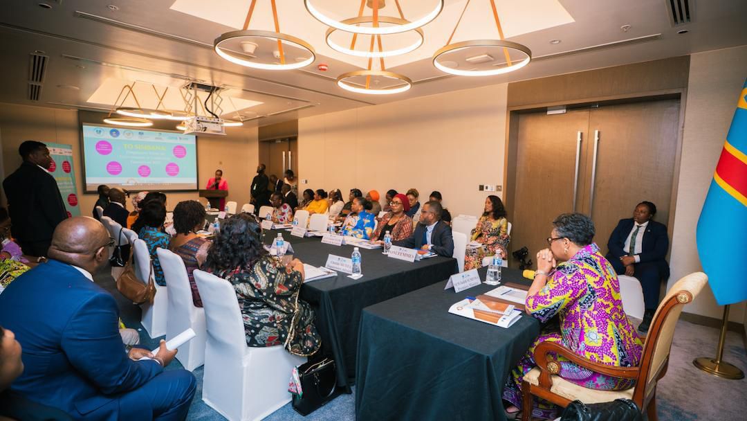 S_mumba's tweet photo. L’hon. @MutitaClotilde prend part aux sessions du projet pilote To Simbana, ouvertes par la Première Ministre @SuminwaJudith.
Une initiative dédiée au renforcement du leadership féminin, de la gouvernance participative et de l’autonomisation des femmes congolaises. #ToSimbana https://t.co/LiBSsbjZiB