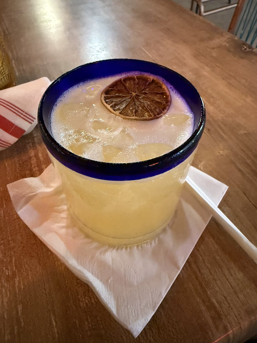 cayu's tweet photo. Comiendo y tomando #miami  se siente el espíritu del comandante https://t.co/6ahURG7Vvp