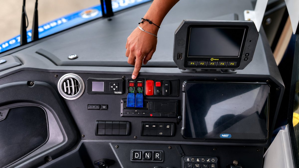 ETIB_SAS's tweet photo. En ETIB creemos que la excelencia comienza con la capacitación 🚍✨
Por eso, nuestros operadores están en constante formación y entrenamiento, fortaleciendo sus conocimientos y habilidades para convertirse en expertos en el manejo de nuestros buses.#ETIB #Capacitación https://t.co/Abmb0B2abK