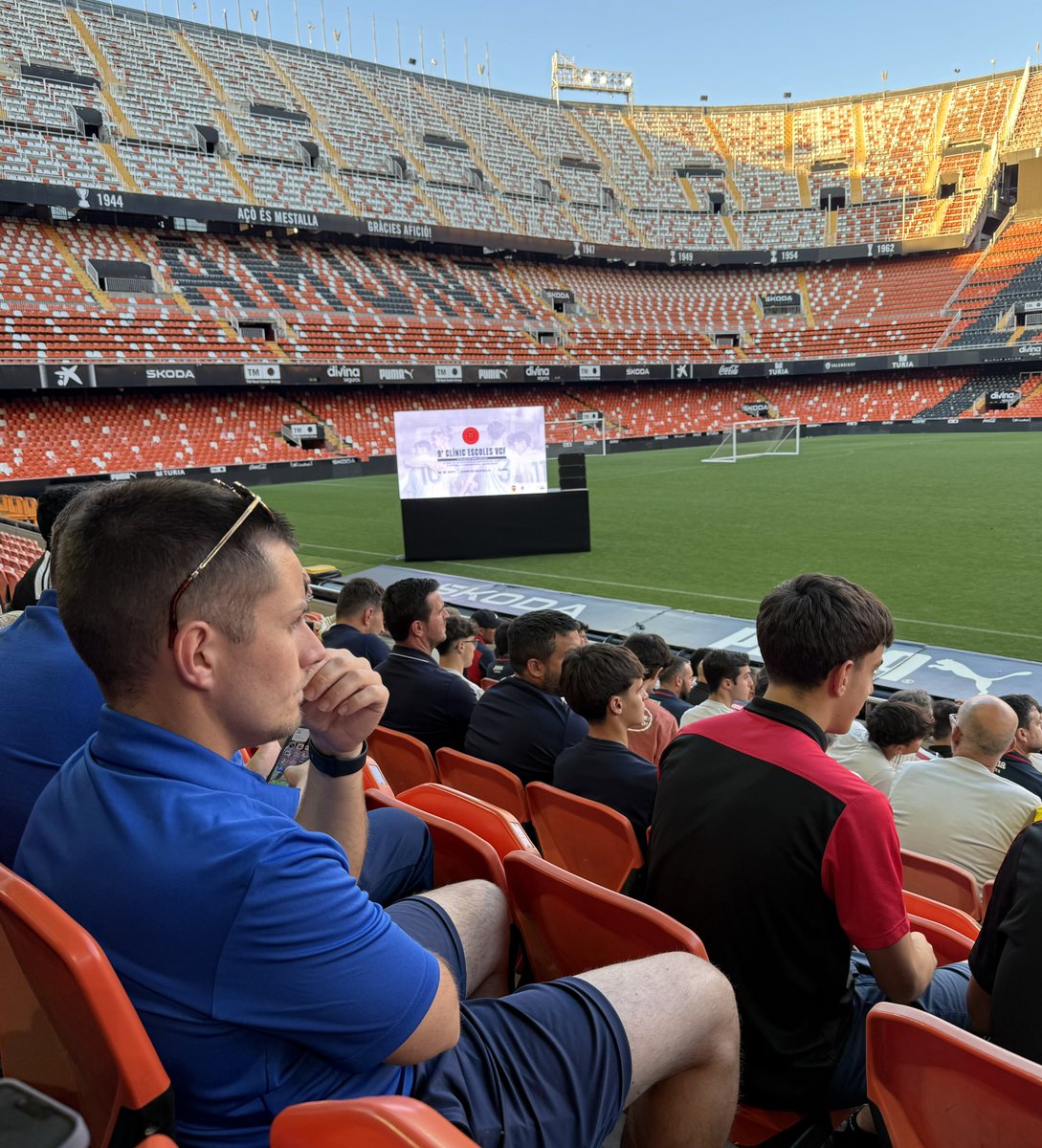 CFCRACKS's tweet photo. Nuestros técnicos @CFCRACKS han asistido esta tarde de martes al 9o. CLÍNIC ESCOLES del VCF que se ha desarrollado en el Estadio de MESTALLA organizado por el departamento de Escoles de la @Academia_VCF y validado por la RFEF. Seguimos aprendiendo!!! ⚪️🔵 https://t.co/vA1mlKbEke