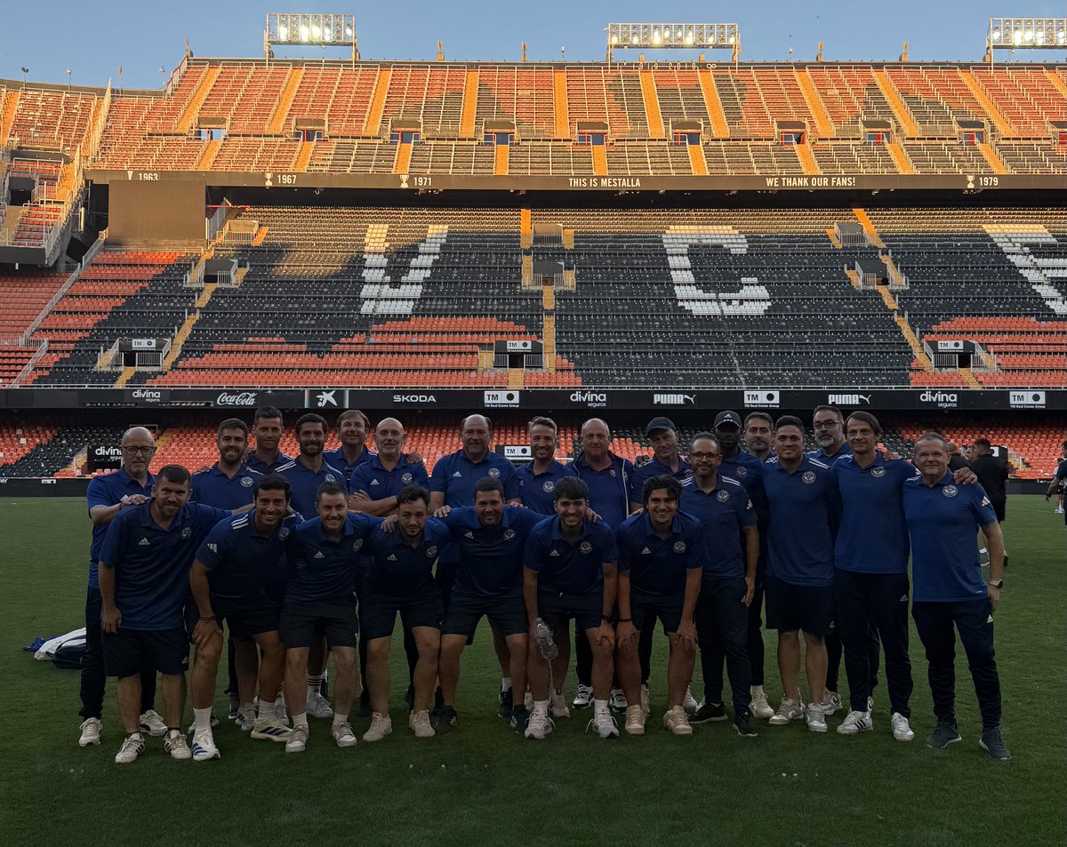 CFCRACKS's tweet photo. Nuestros técnicos @CFCRACKS han asistido esta tarde de martes al 9o. CLÍNIC ESCOLES del VCF que se ha desarrollado en el Estadio de MESTALLA organizado por el departamento de Escoles de la @Academia_VCF y validado por la RFEF. Seguimos aprendiendo!!! ⚪️🔵 https://t.co/vA1mlKbEke