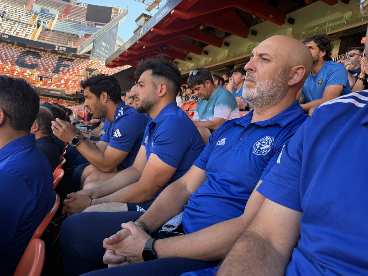CFCRACKS's tweet photo. Nuestros técnicos @CFCRACKS han asistido esta tarde de martes al 9o. CLÍNIC ESCOLES del VCF que se ha desarrollado en el Estadio de MESTALLA organizado por el departamento de Escoles de la @Academia_VCF y validado por la RFEF. Seguimos aprendiendo!!! ⚪️🔵 https://t.co/vA1mlKbEke
