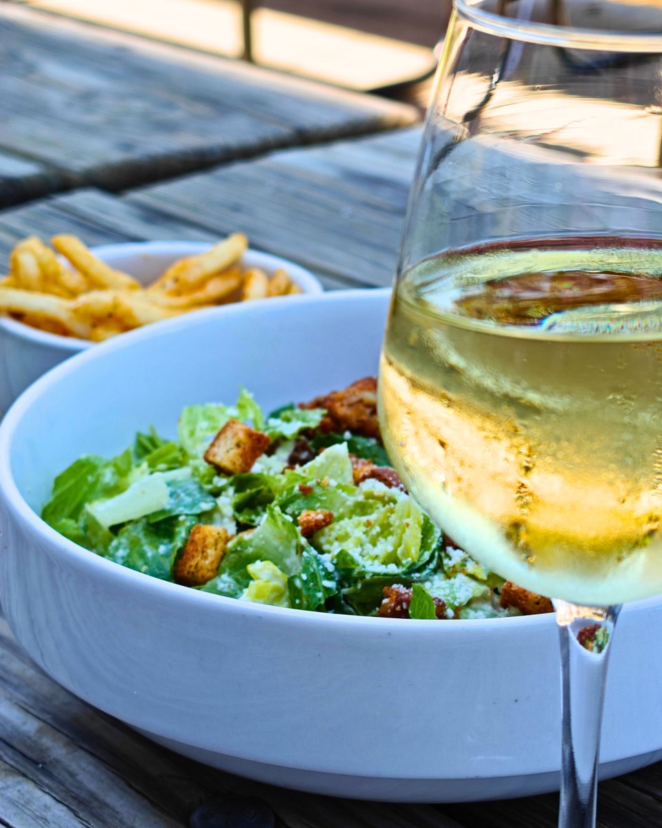 on_rotation's tweet photo. This is our 𝑮𝒊𝒓𝒍 𝑫𝒊𝒏𝒏𝒆𝒓 — crispy fried or roasted chicken with romaine lettuce, our Caesar dressing, housemade croutons &amp; parmesan tossed &amp; served with a side of our crispy seasoned fries. 🥗🍟

It hits every note. 🤌 

Now available for a limited time!

🍻 ❤️ 🤘 https://t.co/BSoRtSsjVj