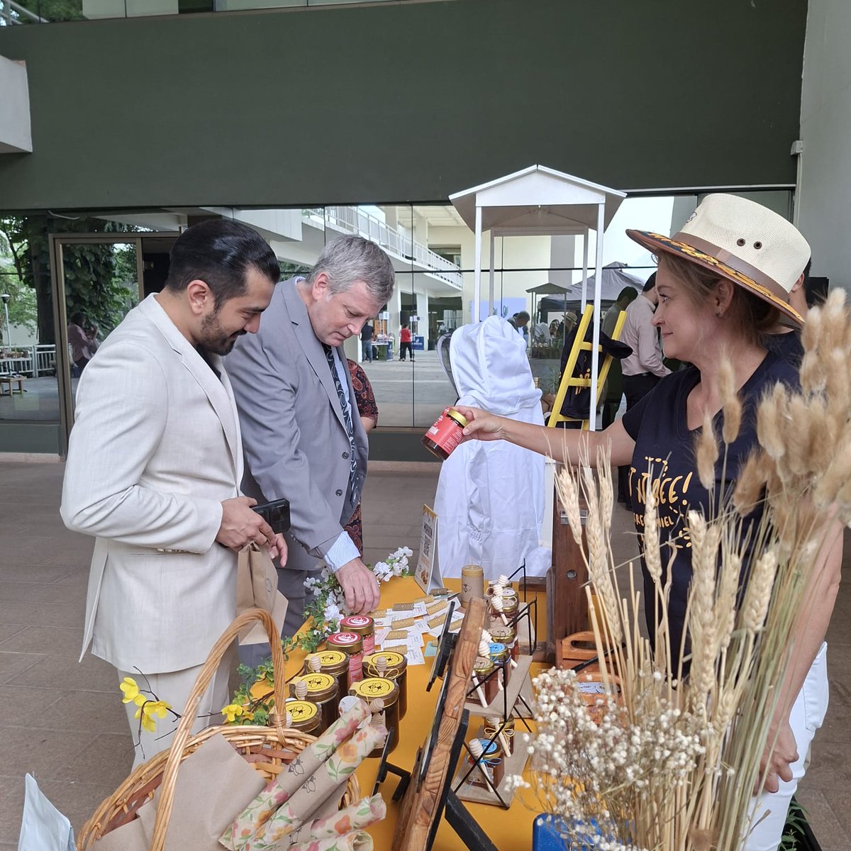 CanEmbSV's tweet photo. Thank you to @cancilleriasv for the fantastic opportunity to present on Canada's "liquid gold"—maple syrup! 🍁
A wonderful way to celebrate 6⃣5⃣ years of friendship, share our culture, and enjoy traditional maple cookies with great partners.

#CanadaElSalvador 🇨🇦🇸🇻 https://t.co/C4wuDjTmZ4