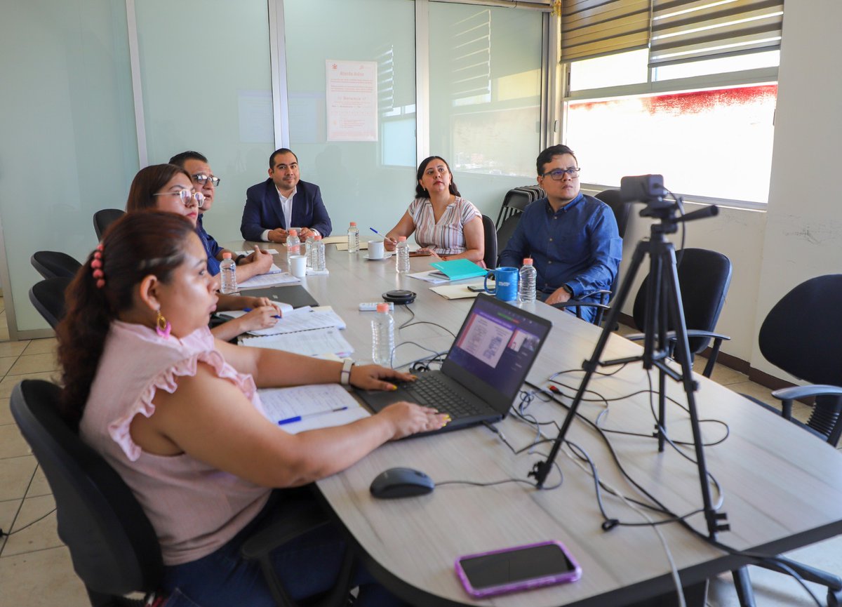 IEEPCO's tweet photo. Avanzamos hacia un #IEEPCO más transparente. Este día la Comisión Temporal de Transparencia, integrada por las Consejerías Electorales, @Gaby_EspinozaB, @AleCarrasco_S y @AnaM_M7A, sostuvo reunión de trabajo con la finalidad de dar continuidad al proyecto del nuevo Reglamento https://t.co/duvl27nJOz
