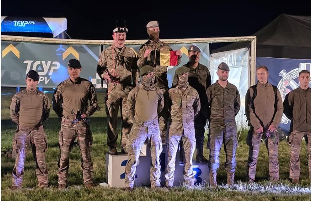 DenTricht's tweet photo. 🇧🇪 Goud voor België op de International Drone Challenge!

Tijdens de allereerste editie streden 48 teams in realistische militaire scenario's—van indoor races tot tactische strikes.

Het 🇧🇪 team kroonde zich tot kampioen in de FPV Grand Prix! 🏆 

Bron; FB van @Belgian_Army https://t.co/HiXs97KE9E