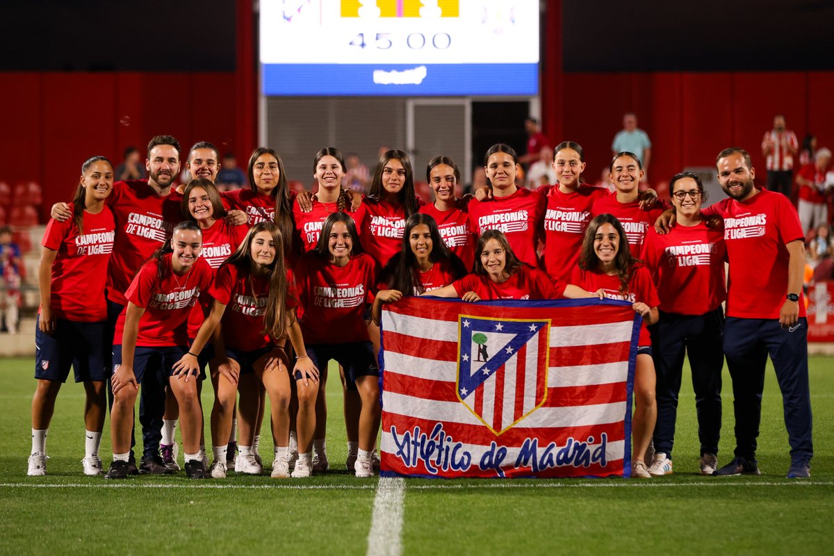 AtletiAcademia's tweet photo. En el descanso del #AtletiTenerife se ha homenajeado a nuestros equipos campeones de Liga y al Alevín A, por su ascenso a División de Honor.

¡Enhorabuena, equipazos! 👏 https://t.co/1s8u5CxUYd