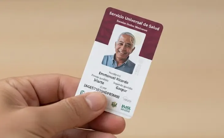 MundoMaya4T's tweet photo. La salud es un derecho; con el programa salud casa por casa avanza la entrega de la nueva credencial del servicio universal de salud para que a partir de 2027 nuestros adultos mayores tengan citas, recetas y medicamentos gratuitos sin importar su derechohabiencia https://t.co/kE35i6pL9W