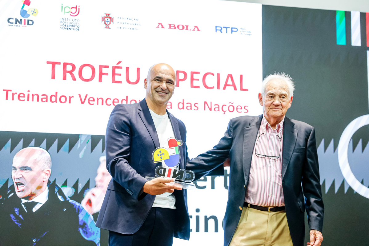 6Pointer's tweet photo. 𝐑𝐎𝐁𝐄𝐑𝐓𝐎 𝐌𝐀𝐑𝐓𝐈𝐍𝐄𝐙 recibe el Trofeo Especial de la Associação dos Jornalistas de Desporto de Portugal (CNID) por la consecución de la Liga de Naciones con @selecaoportugal. 🇵🇹 https://t.co/a9eFGR7aSt