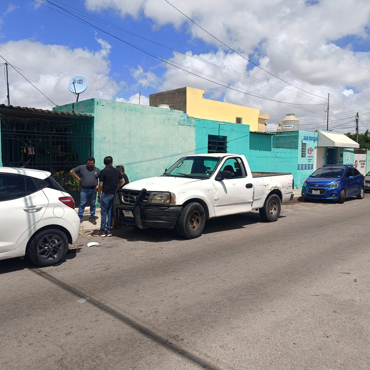 wilbriceni's tweet photo. @RF_MERIDA  @CeciliaPatronL @YUCATANALMINUTO @TelesurYucatan camioneta del @AyuntaMerida choca a vehículo particular y no tiene seguro para responder se los lleva la grúa @sspyuc afectando a ciudadanos https://t.co/VlS5nsH03n