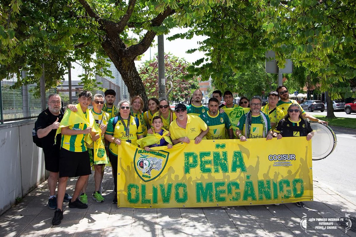 Juan33807905's tweet photo. Cuanto orgullo siento de mi gente de @OlivoMecanico ,siempre acompañando al equipo.Sin poder  estar esta copa con ellos,nos han hecho sentir como si estuviéramos allí. La mejor peña del mundo del mejor deporte del mundo. Desde ya, pensando como liarla a tope para los Play Off 💛. https://t.co/xgbenDpm7c